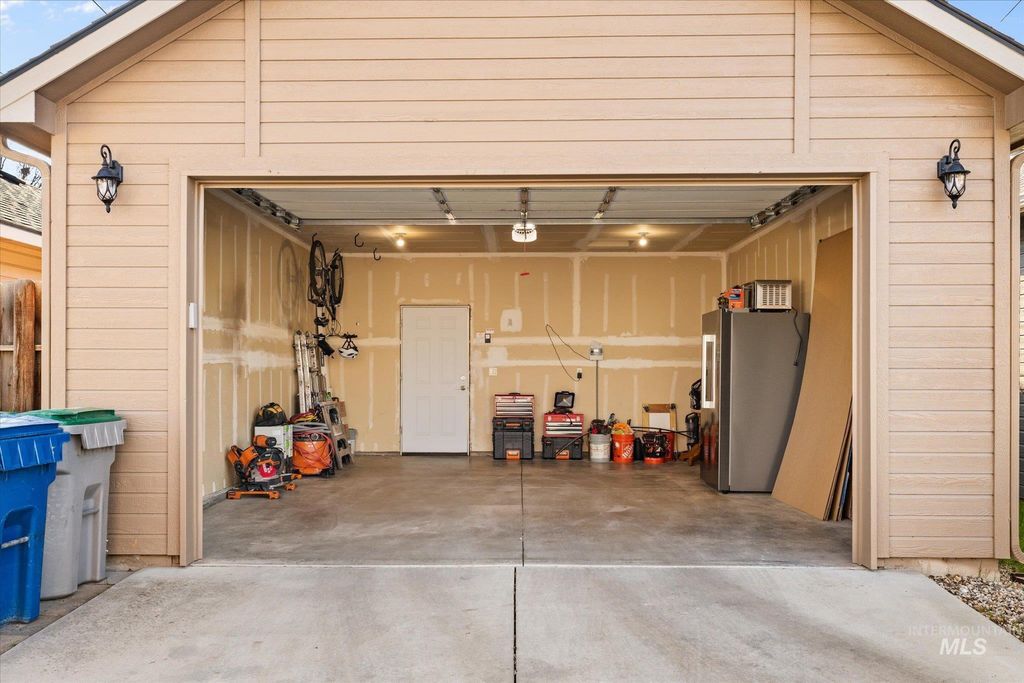 Photo of 6568 W Poplar St, Boise, ID 83704 (MLS # 98971943)