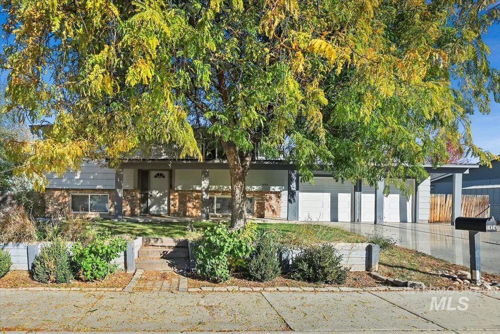 Photo of 1424 W Kingswood Ave, Meridian, ID 83646 (MLS # 98966676)