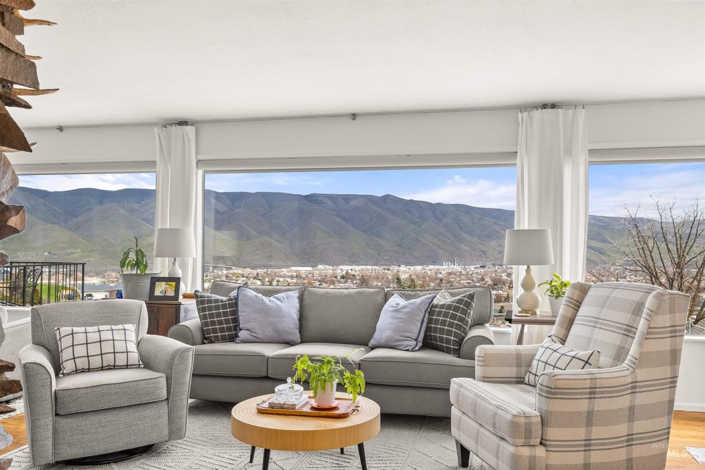 Photo of 1744 Valleyview Drive, Clarkston, WA 99403 (MLS # 98979048)