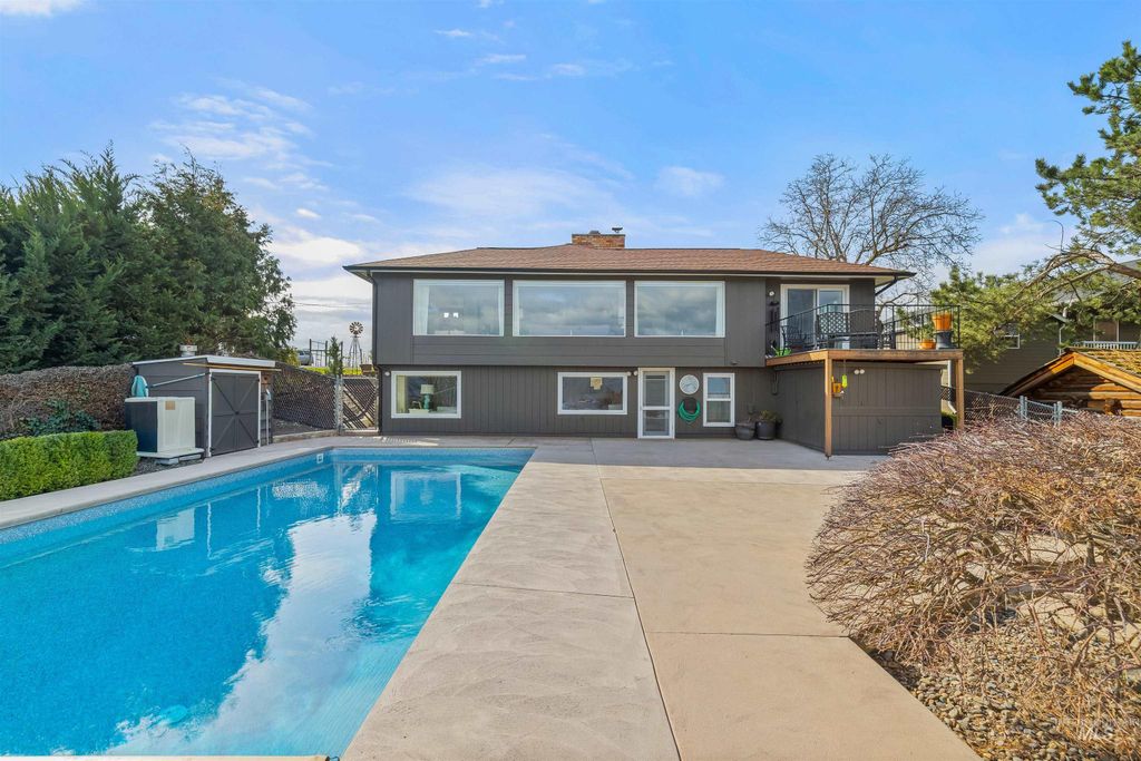 Photo of 1744 Valleyview Drive, Clarkston, WA 99403 (MLS # 98979048)