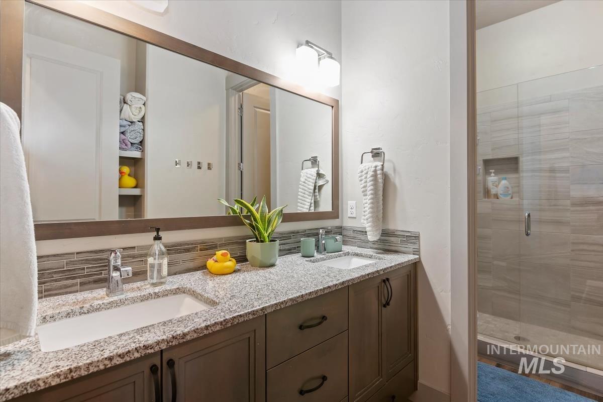 Dual vanity with granite countertop and undermount sinks