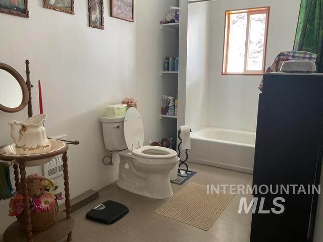 Bathroom featuring toilet and a bathtub