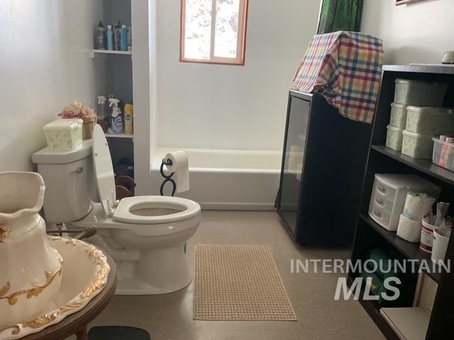 Full bathroom featuring toilet and a tub