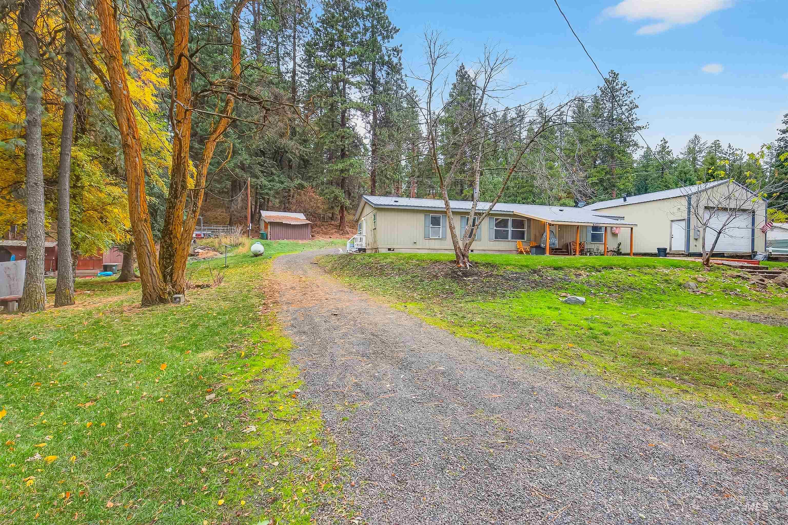 View of front facade featuring a front yard and driveway