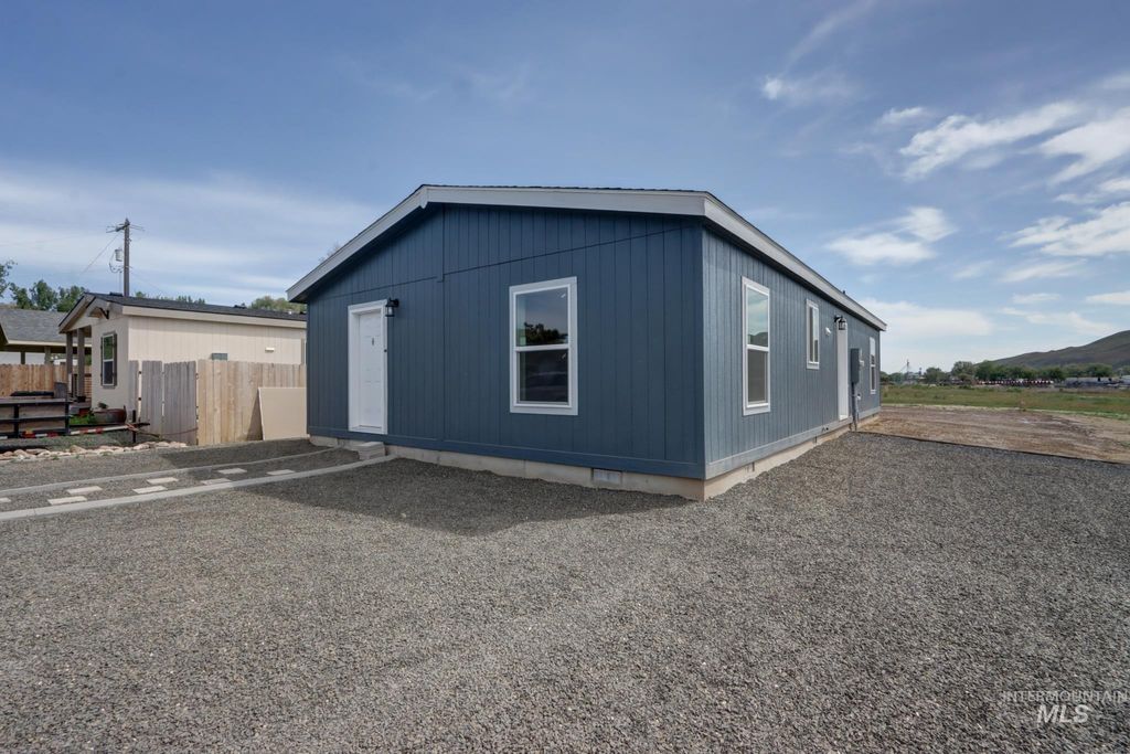 Photo of 494 Elm St, Vale, OR 97918 (MLS # 98985399)