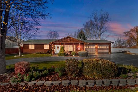 Photo of 405 Fruitland Avenue North Ave, Buhl, ID 83316 (MLS # 98969782)