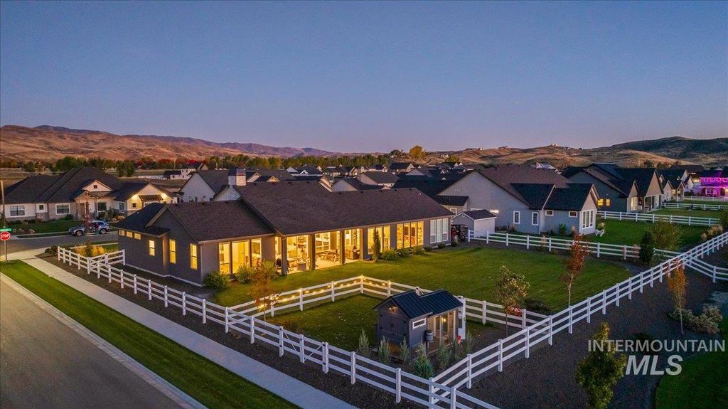 Photo of 14437 N Woodpecker Avenue, Boise, ID 83714 (MLS # 98965562)