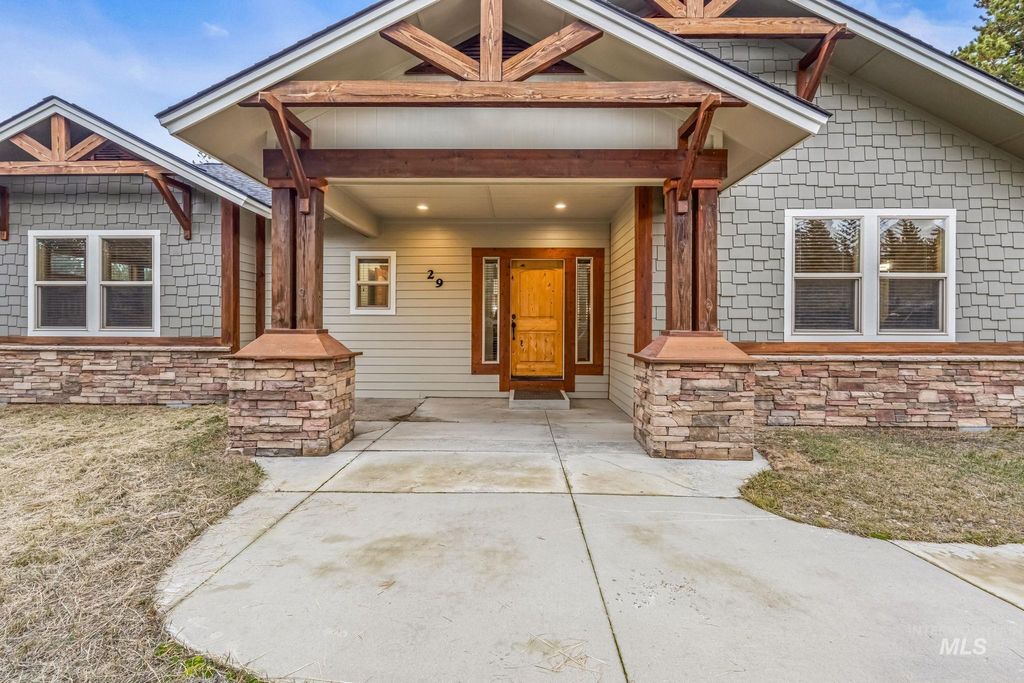 Photo of 29 Pointe At Goldfork Ct, Donnelly, ID 83615 (MLS # 98969723)