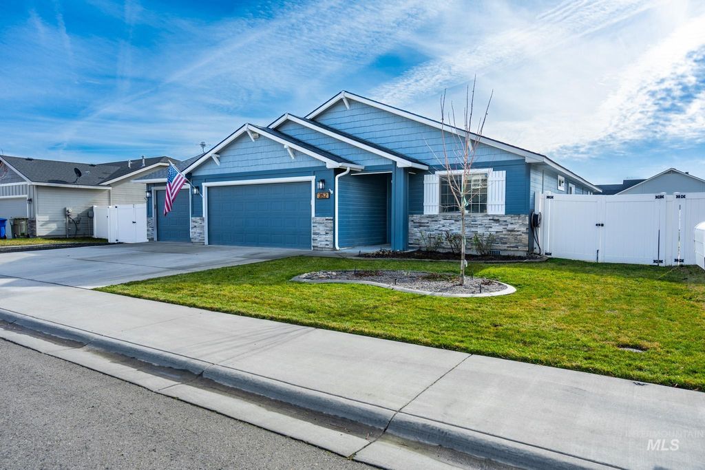 Photo of 352 Syringa Springs Dr, Fruitland, ID 83619 (MLS # 98974244)