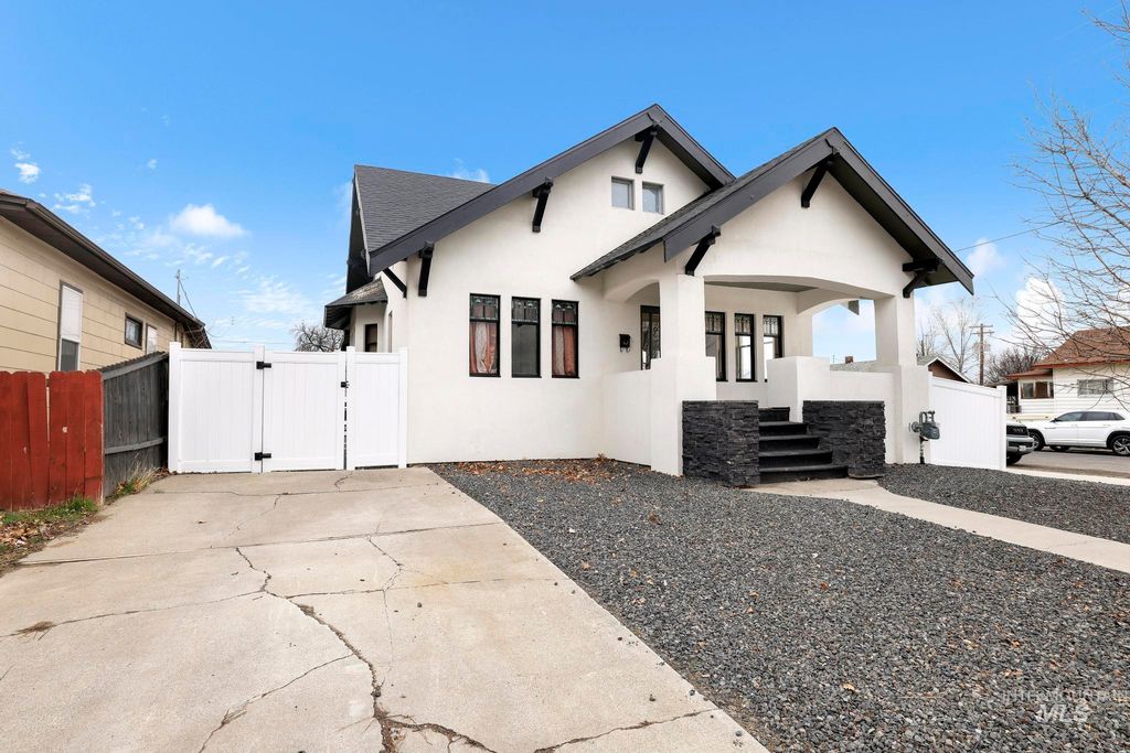 Photo of 661 2nd Ave N Ave, Twin Falls, ID 83301 (MLS # 98975163)