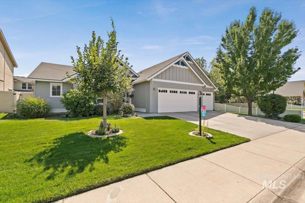 Photo of 595 W Great Basin Dr, Meridian, ID 83646 (MLS # 98963725)