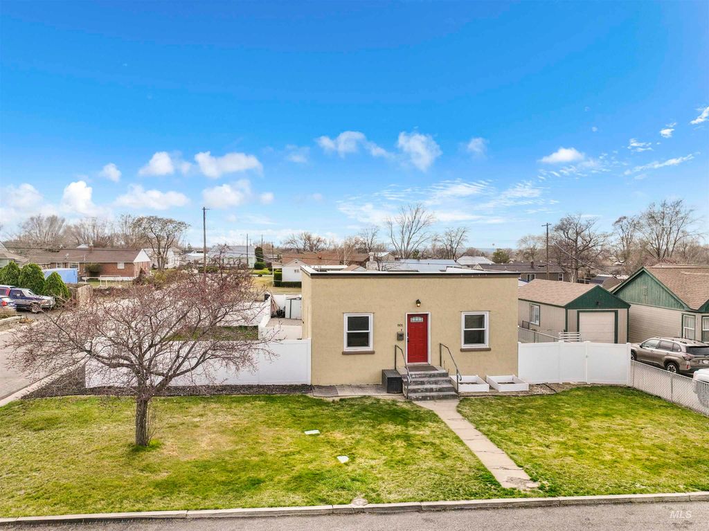 Photo of 801 N 12th Ave, Buhl, ID 83316 (MLS # 98978422)