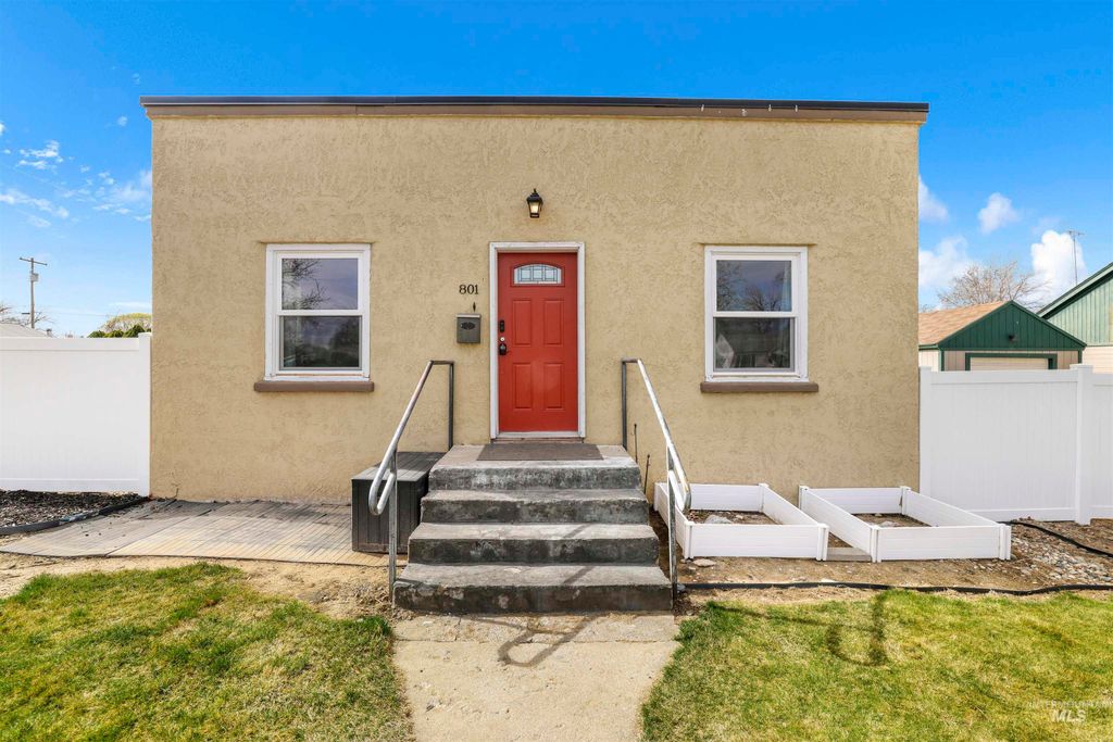 Photo of 801 N 12th Ave, Buhl, ID 83316 (MLS # 98978422)