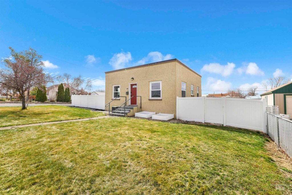 Photo of 801 N 12th Ave, Buhl, ID 83316 (MLS # 98978422)