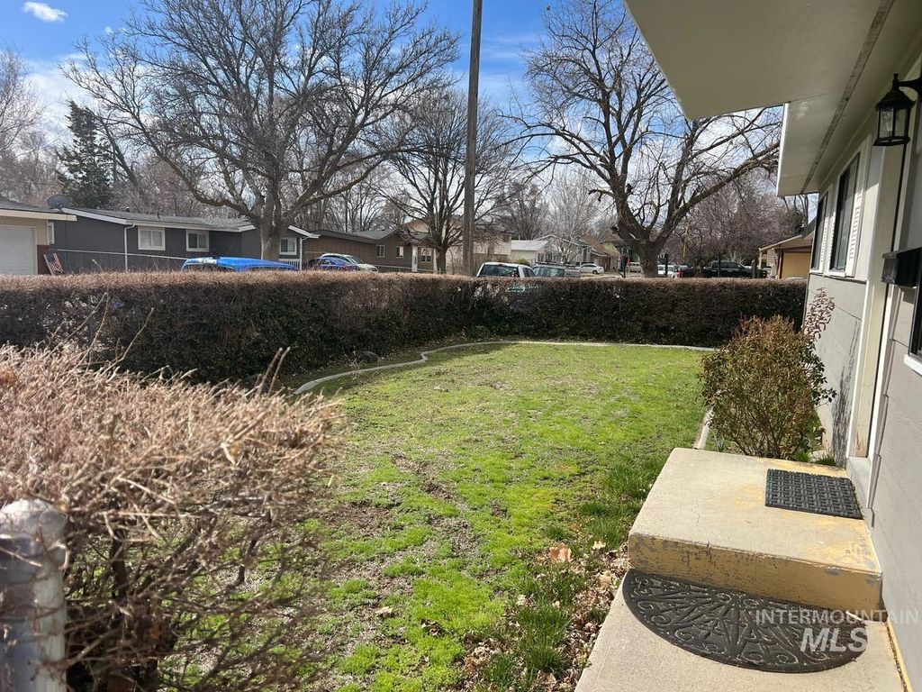 Photo of 410 Chestnut St, Mountain Home, ID 83647 (MLS # 98948588)