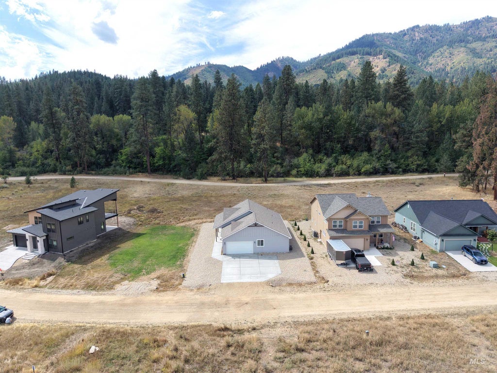 Photo of 33 Wapiti Ct, Garden Valley, ID 83622 (MLS # 98973582)