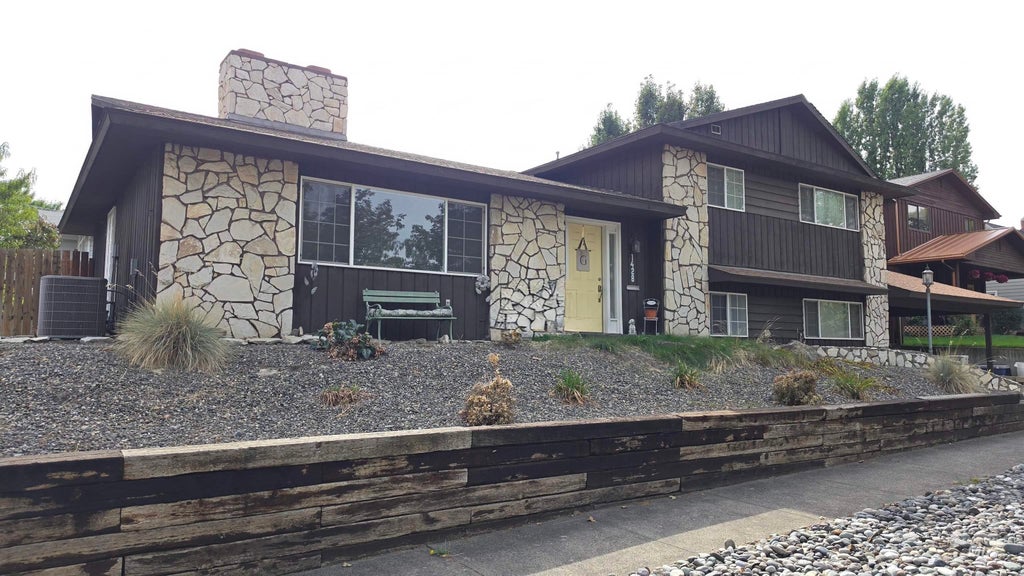 Photo of 1428 14th Ave, Lewiston, ID 83501 (MLS # 99001849)