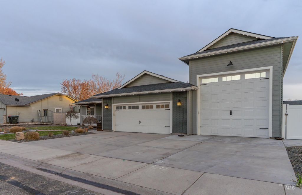 Photo of 385 W Creekview Dr, Meridian, ID 83646 (MLS # 98979462)