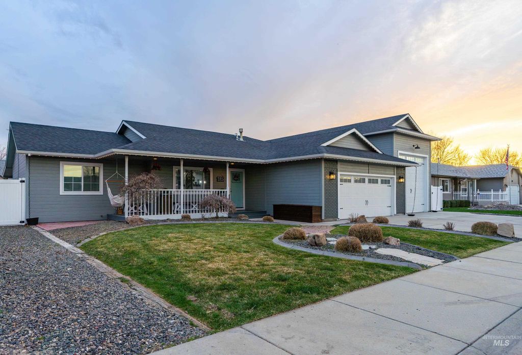 Photo of 385 W Creekview Dr, Meridian, ID 83646 (MLS # 98979462)