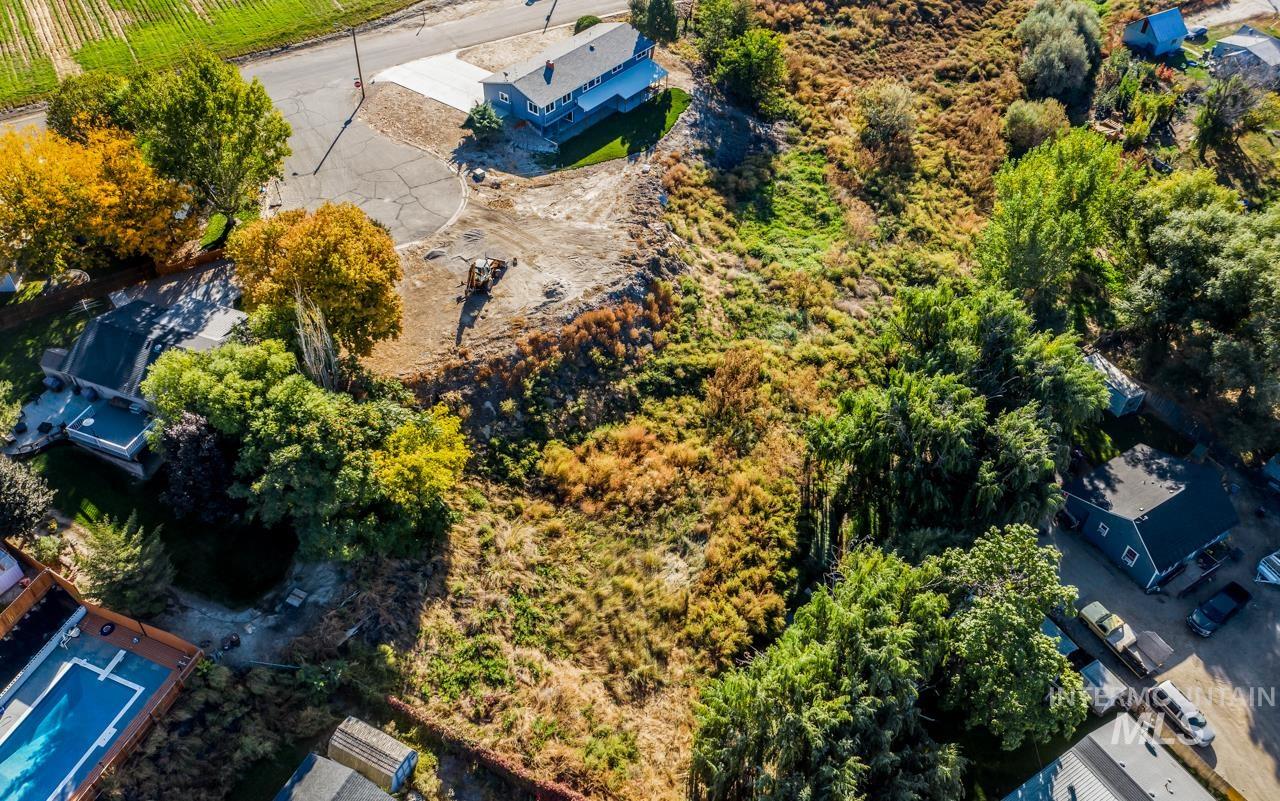 905 & 908 E Verina Circle