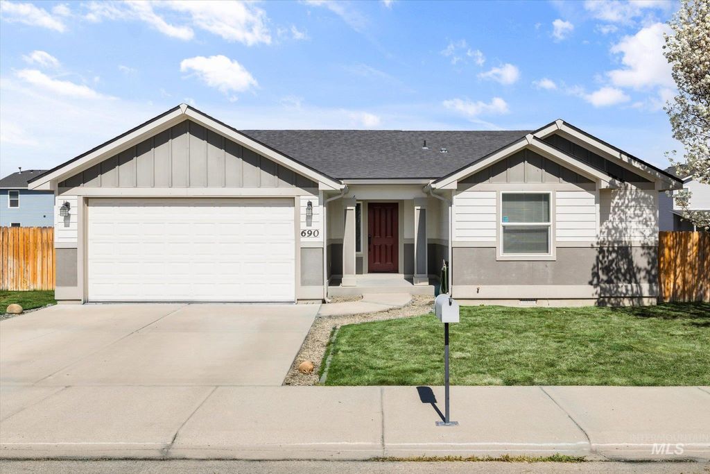 Photo of 690 SW Josephine St, Mountain Home, ID 83647 (MLS # 98979666)