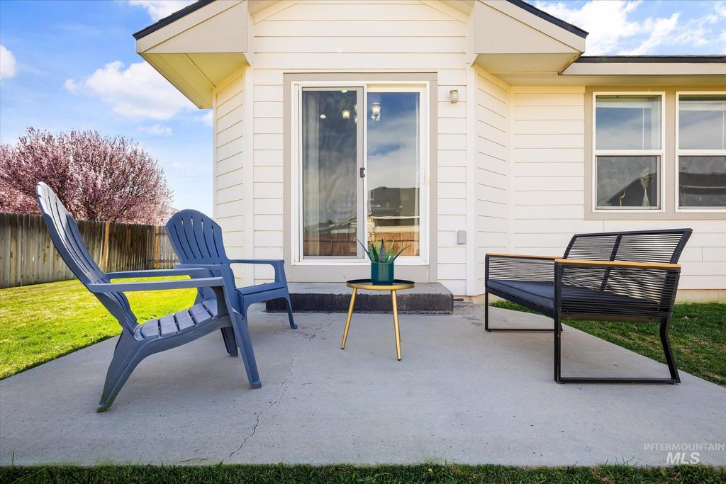 Photo of 690 SW Josephine St, Mountain Home, ID 83647 (MLS # 98979666)