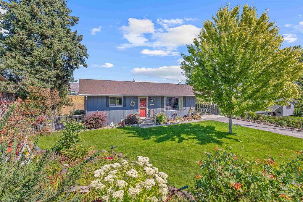 Photo of 1212 21st Avenue, Clarkston, WA 99403 (MLS # 98981079)