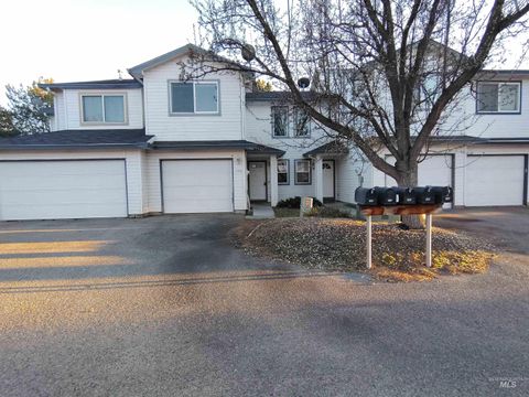 Photo of 175 Sagebrush Ave, Mountain Home, ID 83647 (MLS # 98980595)