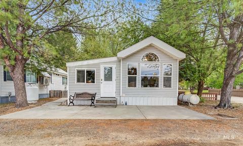 Photo of 514 Sawyer St #H25, Cascade, ID 83611 (MLS # 98987549)