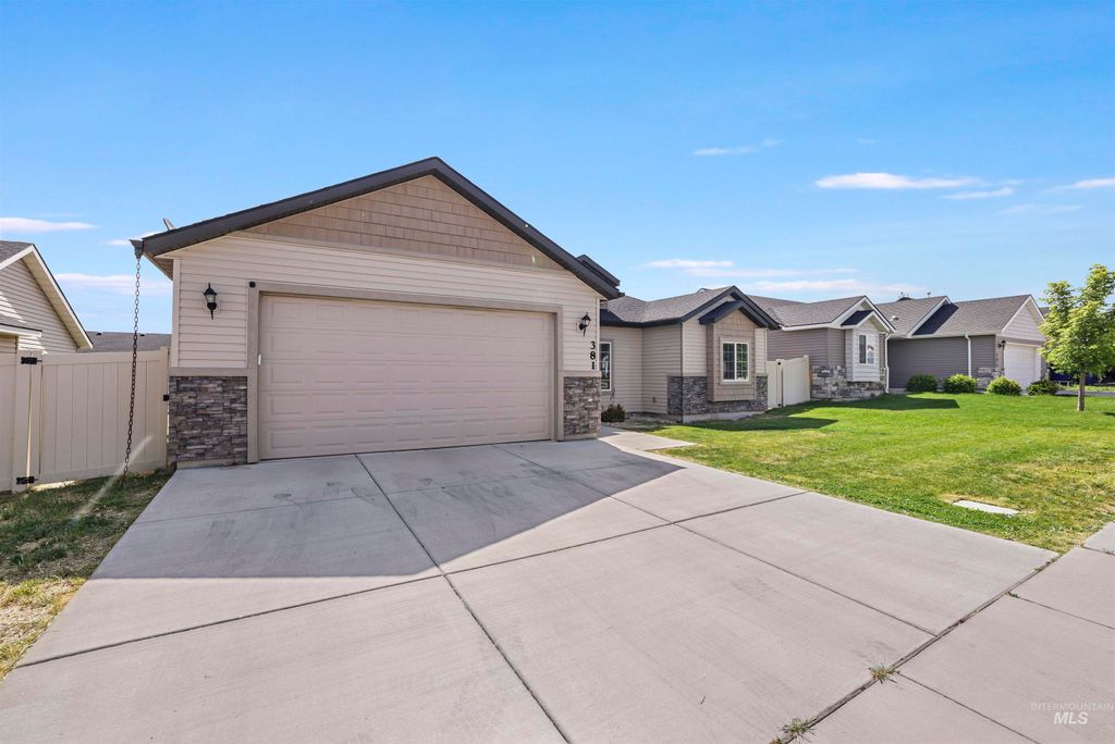 Photo of 381 Benno St, Twin Falls, ID 83301 (MLS # 98988107)