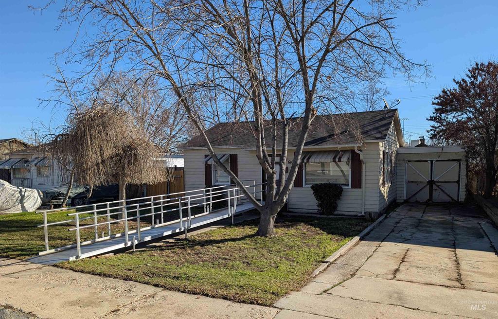 Photo of 616 S Olive St, Nampa, ID 83686 (MLS # 98976128)