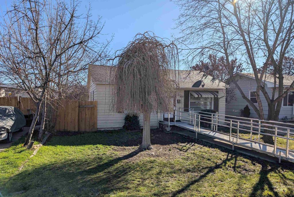Photo of 616 S Olive St, Nampa, ID 83686 (MLS # 98976128)