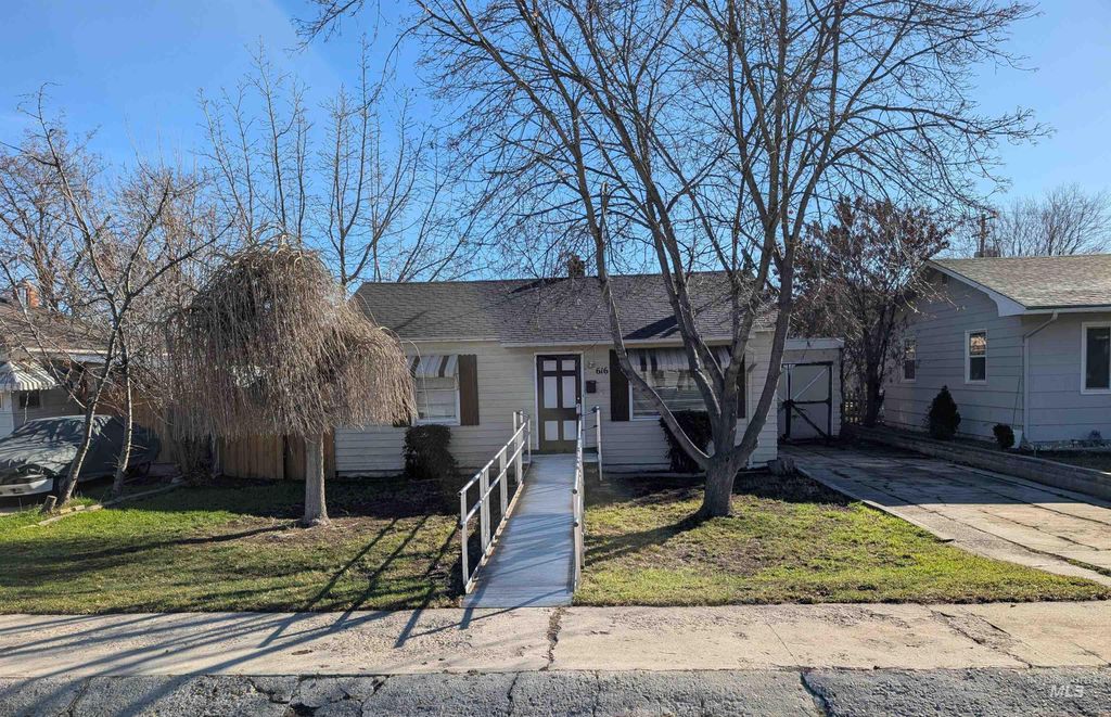 Photo of 616 S Olive St, Nampa, ID 83686 (MLS # 98976128)