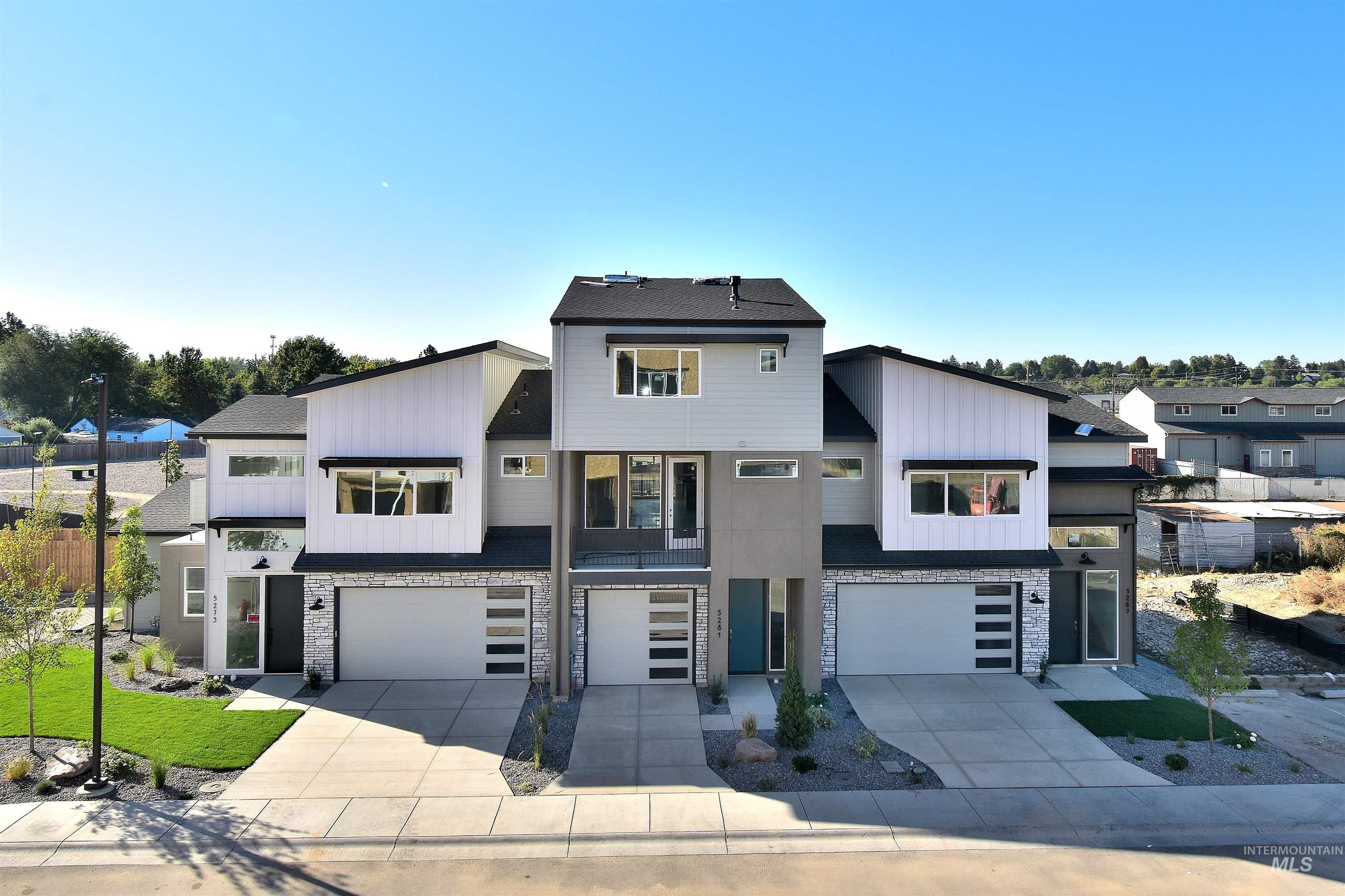 Amazing Curb Appeal w/2 Car Garage