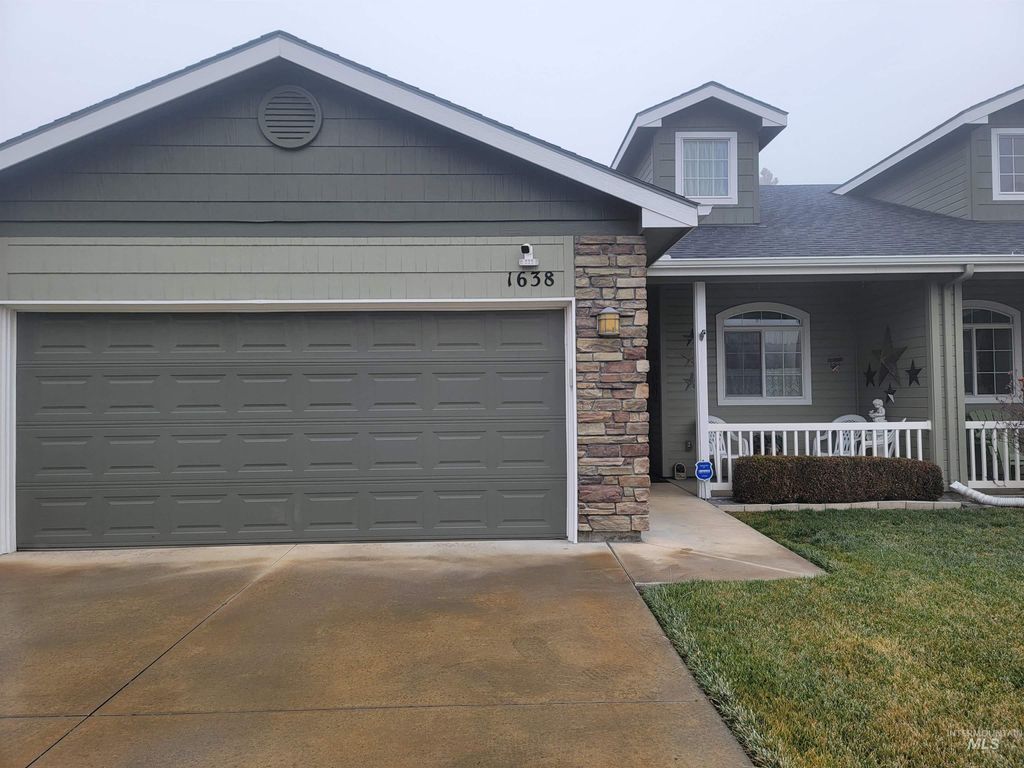 Photo of 1638 W Raincrest Dr, Meridian, ID 83646 (MLS # 98971866)