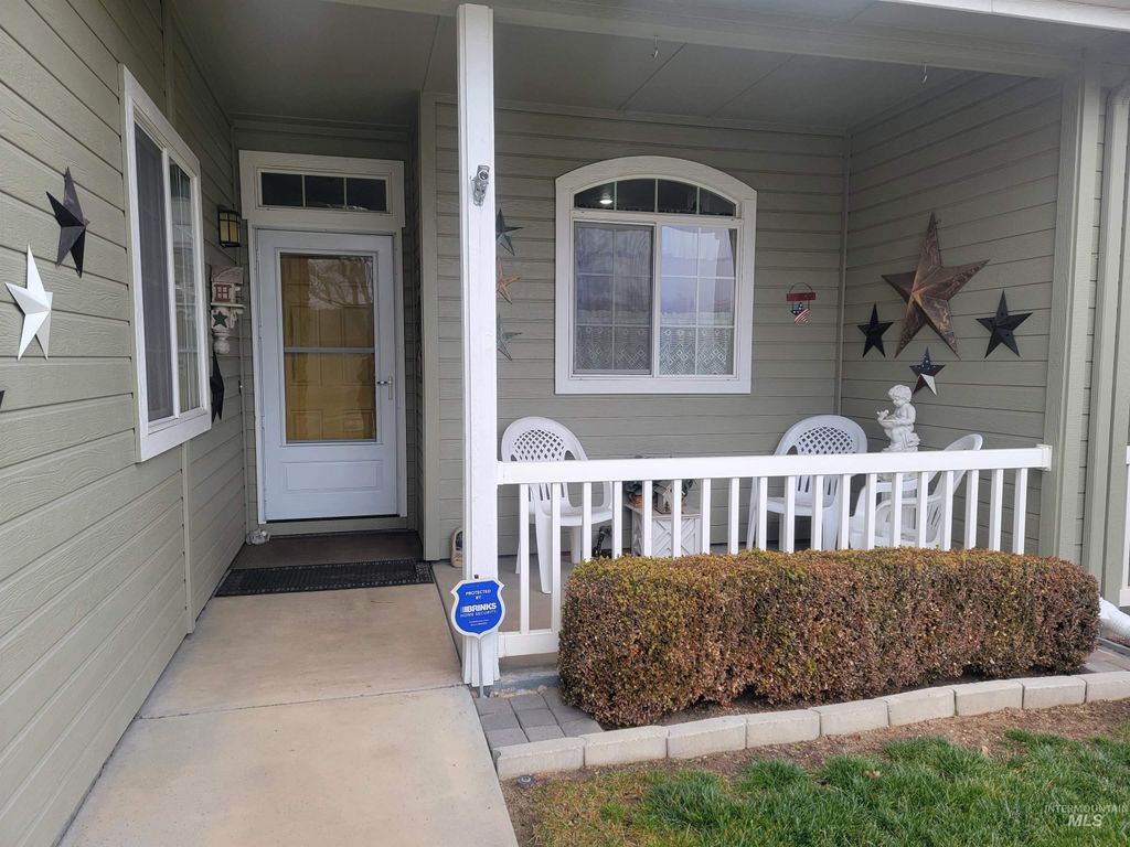 Photo of 1638 W Raincrest Dr, Meridian, ID 83646 (MLS # 98971866)