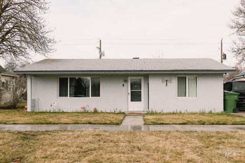 Photo of 661 SW 3rd St, Ontario, OR 97914 (MLS # 98974975)