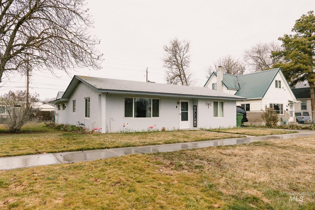 Photo of 661 SW 3rd St, Ontario, OR 97914 (MLS # 98974975)