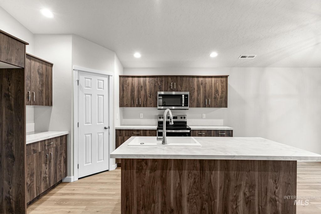 Photo of 13736 Inman Ct, Caldwell, ID 83607 (MLS # 98979894)