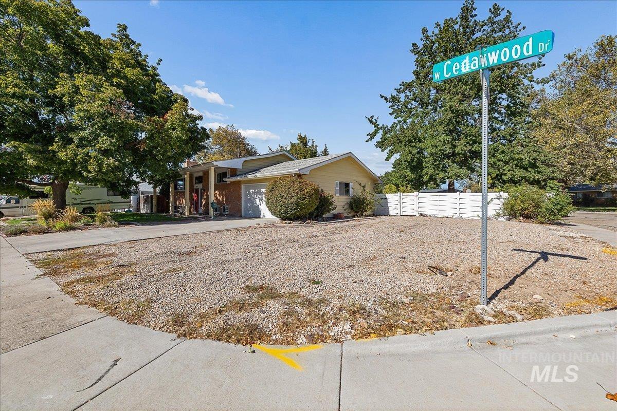 7226 W Cedarwood