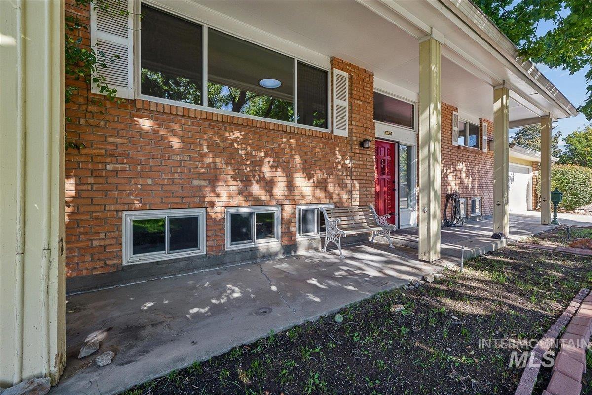 7226 W Cedarwood