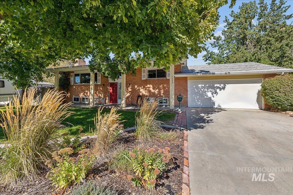 7226 W Cedarwood