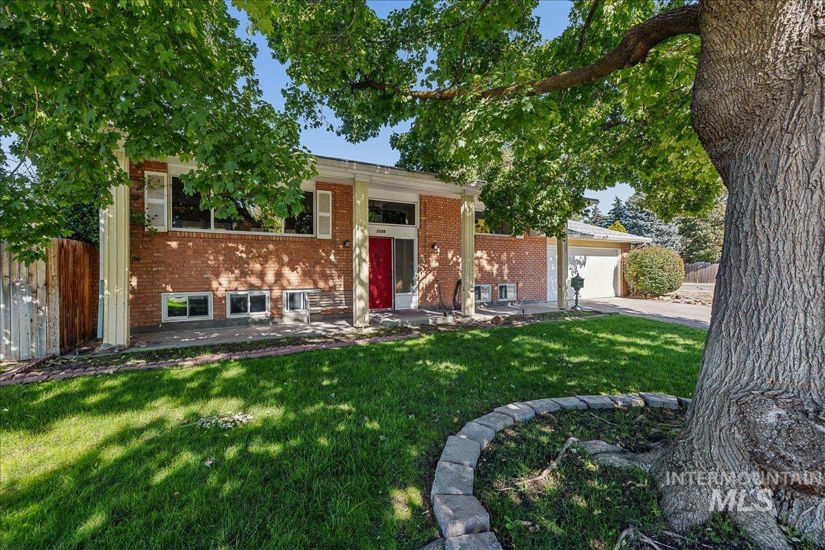7226 W Cedarwood