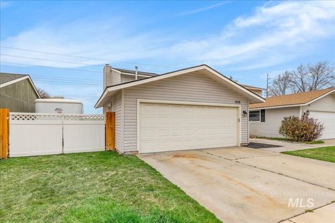 Photo of 1036 W Crest Wood Dr, Meridian, ID 83642 (MLS # 98977703)