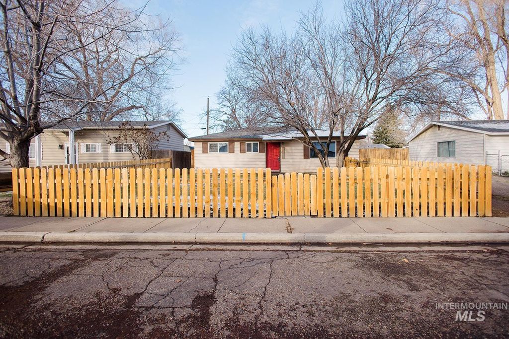 Photo of 1320 E 4th N, Mountain Home, ID 83647 (MLS # 98971405)