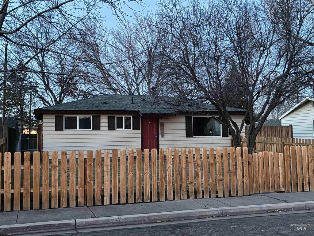 Photo of 1320 E 4th N, Mountain Home, ID 83647 (MLS # 98971405)