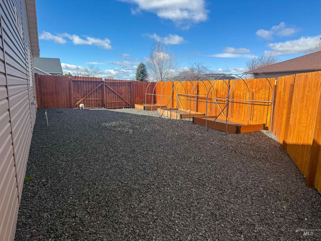 Photo of 933 Applewood Dr, Buhl, ID 83316 (MLS # 98977164)