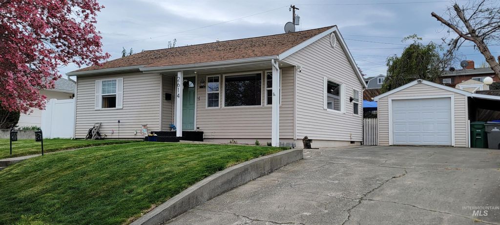 Photo of 2614 9th Ave, Lewiston, ID 83501 (MLS # 98982218)