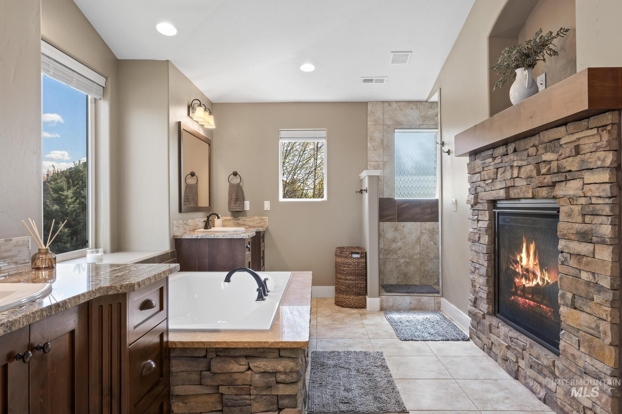 5804 N Saguaro Hills Place