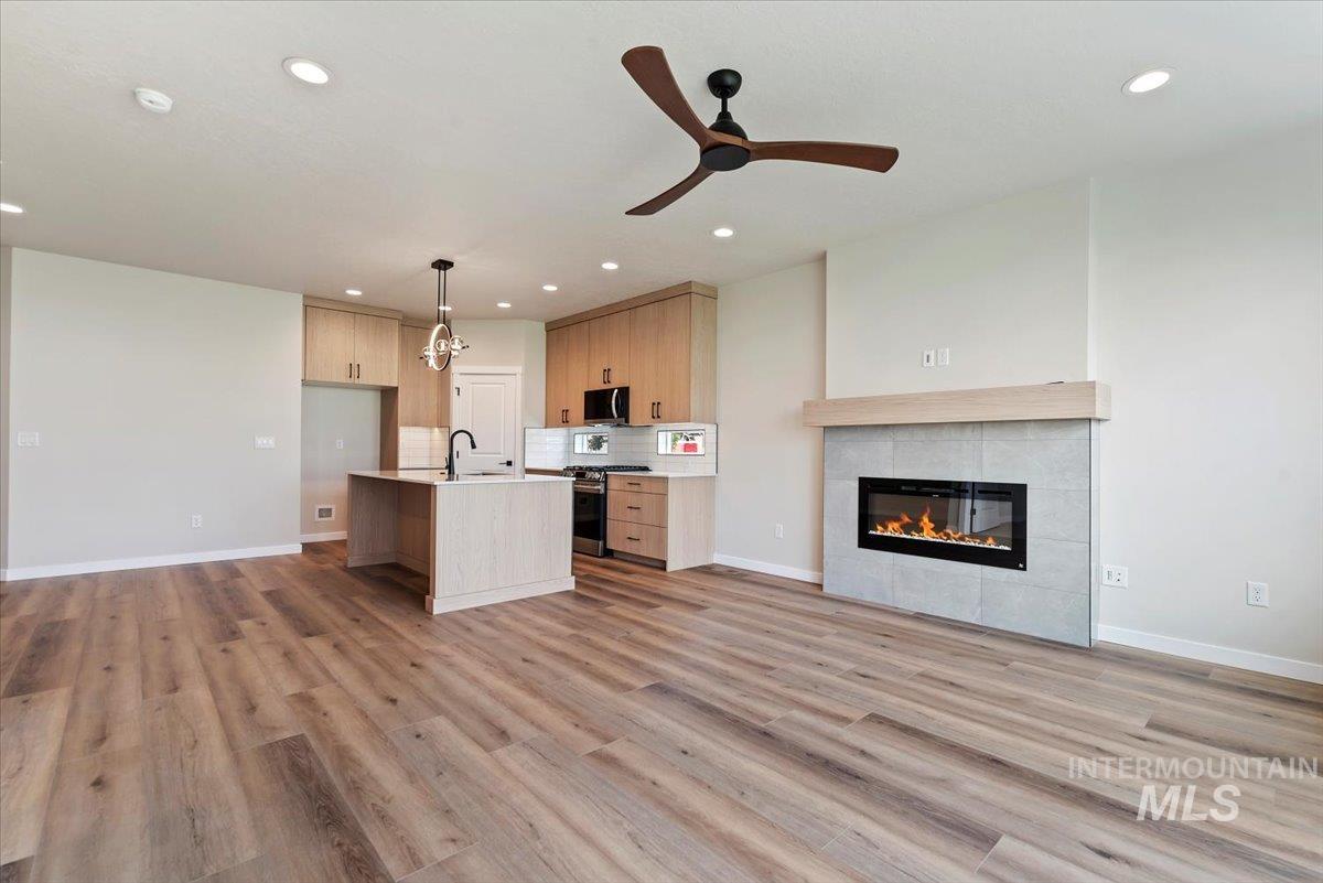 3866 W Spring House Ln